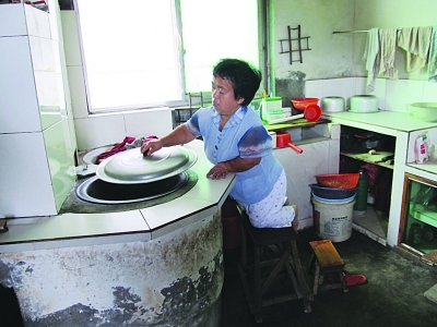 “微型媽媽”宋正鳳在做飯