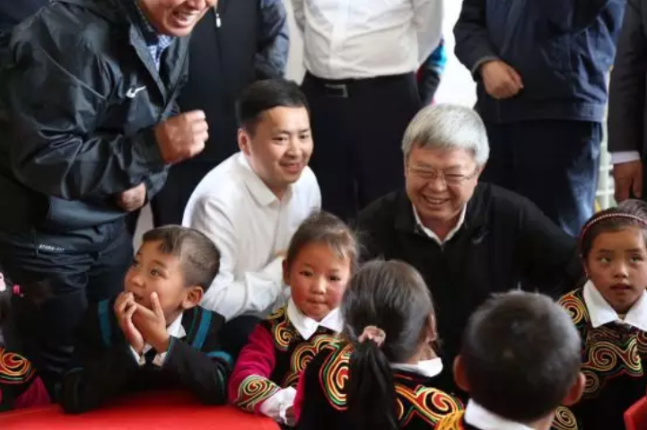 何強出席“學前學會國語”活動