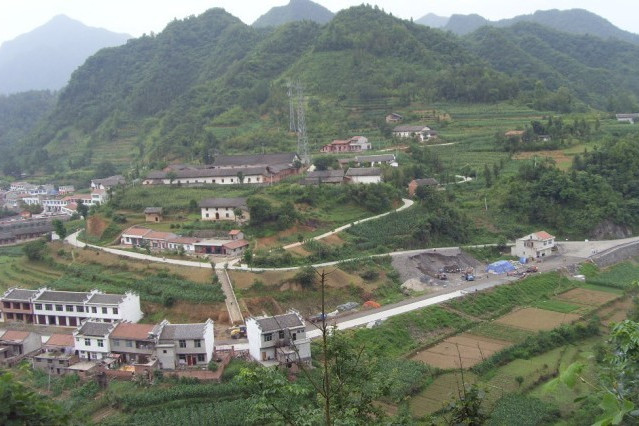 東一村(浙江省寧波市奉化區岳林街道下轄村)