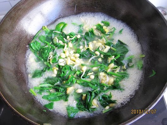 菠菜狗肉豆芽湯