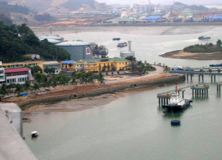 越南的海上石油鑽井平台和岸上的油庫