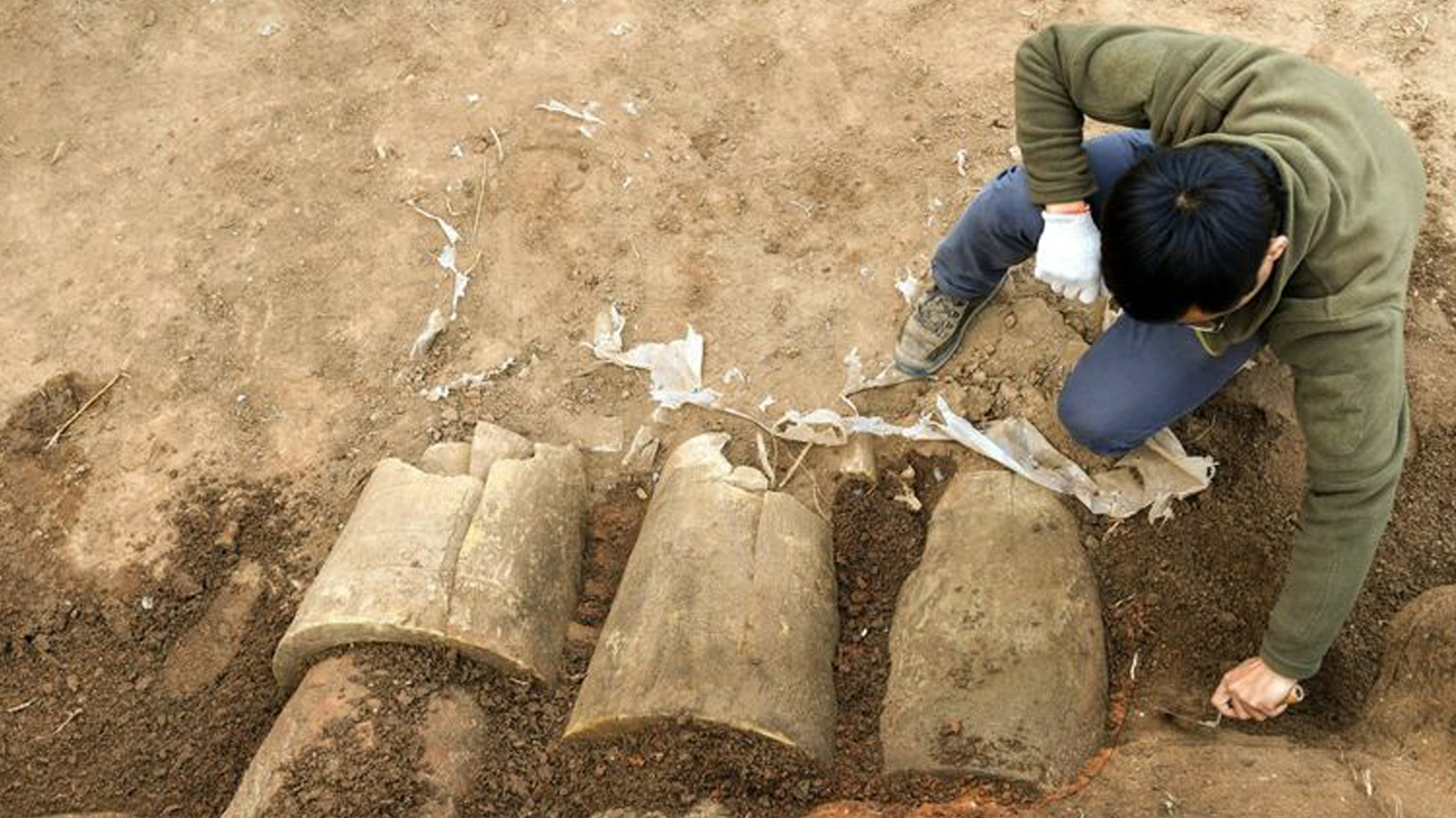 考古發現三排陶製管道（拍攝於2019年10月）