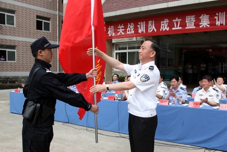 徐立全廳長向首期隊員授旗