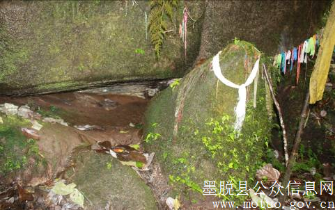 第一個中陰崖入口處（上圖）出後處（下圖）