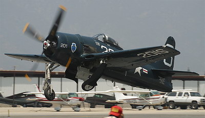 F8F-2 滿功率起飛，注意是先收左起落架