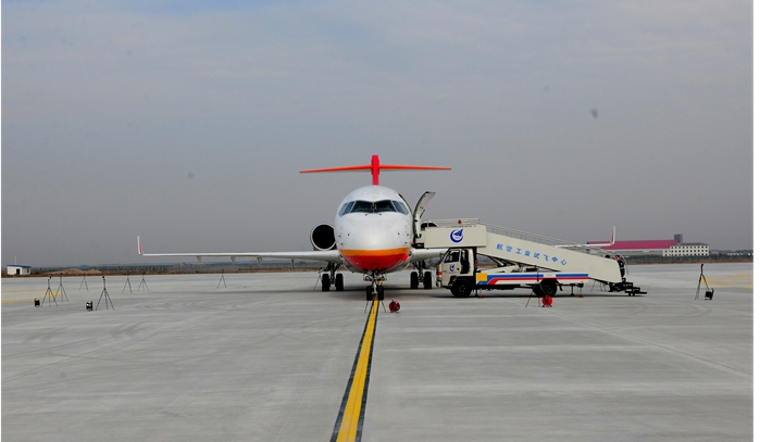 ARJ21-700飛機在試飛基地主跑道上完成降落