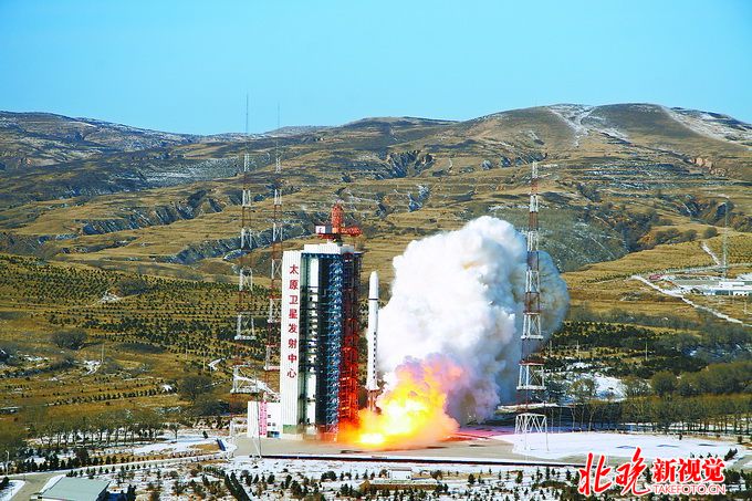 長征二號丁運載火箭點火升空  牛偉坤  攝