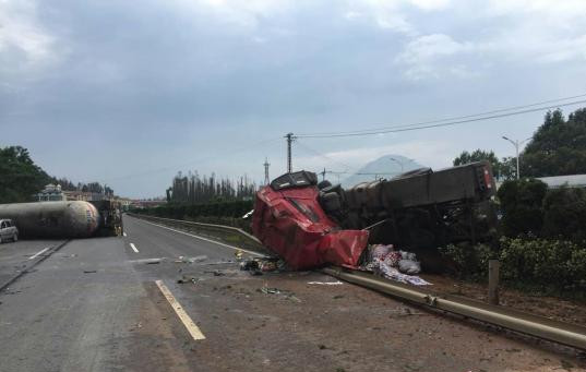 8·11雲南高速危化品車撞車事故