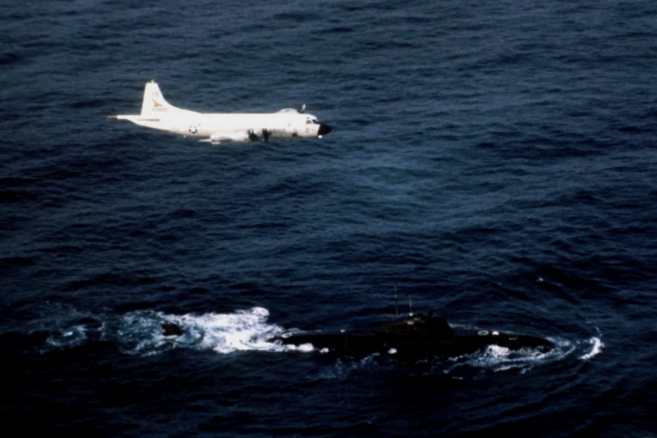 1987年P-3B反潛飛機飛過671型核潛艇