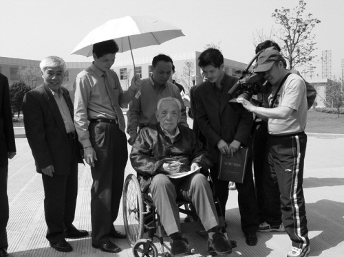 （2004年4月，陳省身先生第十次回到母校，關心學校的發展。）