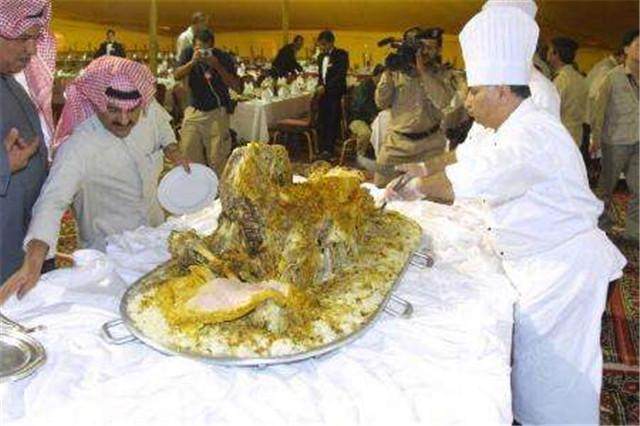 科威特傳統食品——烤全駝