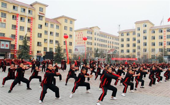 嵩山少林寺武校的學員在訓練武術