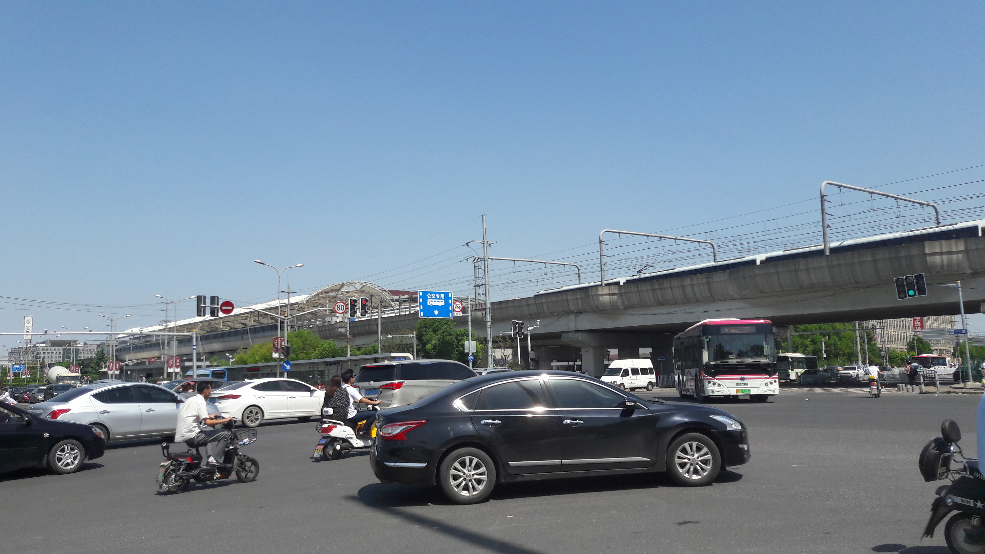 沈杜公路站外景