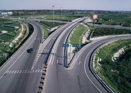 暢通無阻的高速公路立交橋