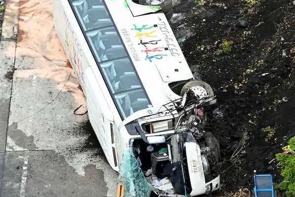 10·13日本富士山觀光巴士側翻事故