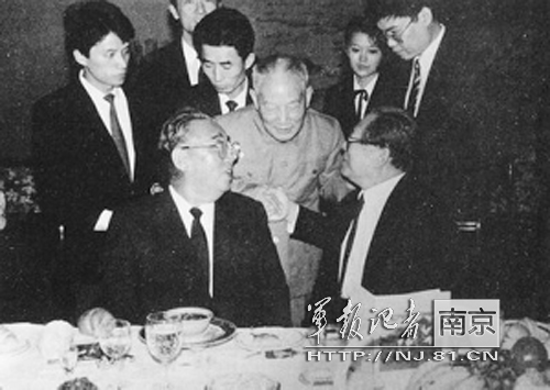 1991年金日成來訪時晚宴上的照片(前右一為江澤民，中間者為杜平)