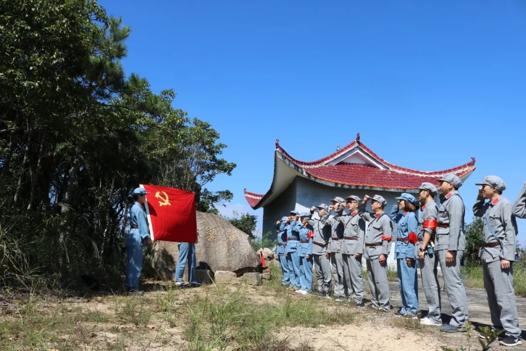 在寨頂戰鬥舊址上面向鮮紅的黨旗莊嚴宣誓