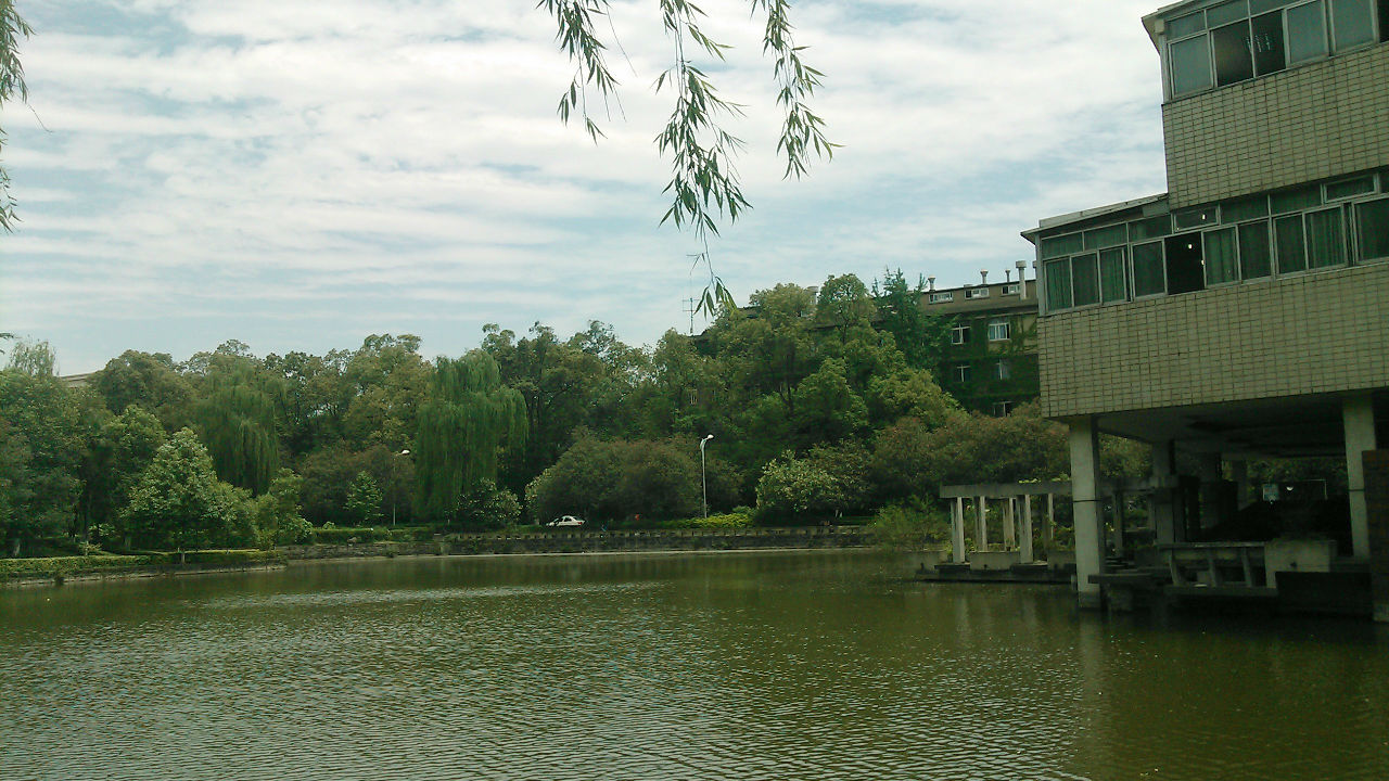 硯湖和成都理工大學圖書館一瞥