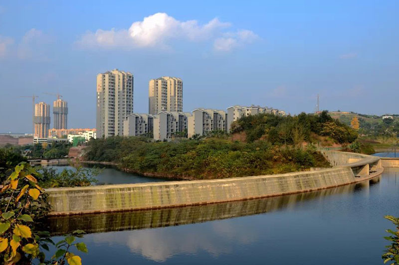 龍湖(四川省自貢市沿灘區衛坪街道新城社區境內湖泊)