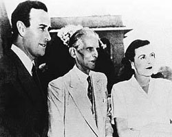 1947年，真納（中）和蒙巴頓夫婦在一起