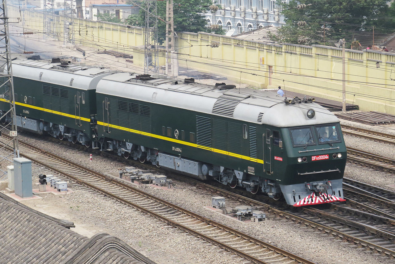 東風11Z型0004號機車牽引T5687次列車駛出北京站前往秦皇島