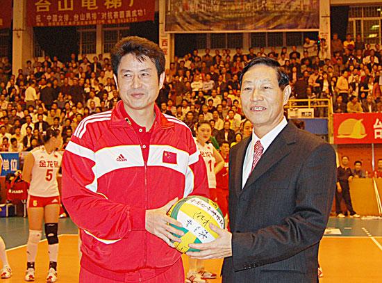 中國女排主教練陳忠和(左)向朱正賢先生贈送中國女排簽名的排球