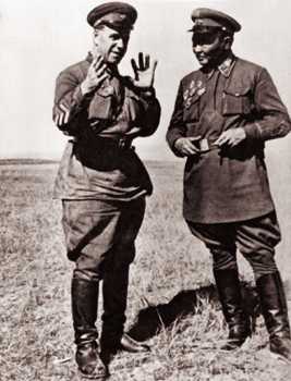 諾門罕戰役時的朱可夫（左）與喬巴山