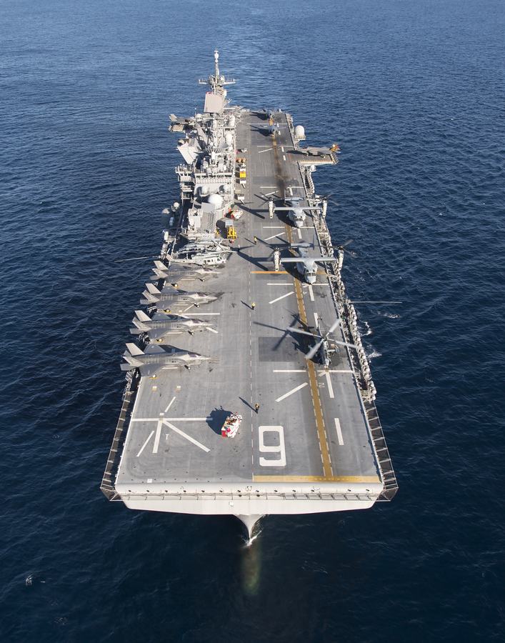 垂直起降戰鬥機在美國級兩棲攻擊艦上