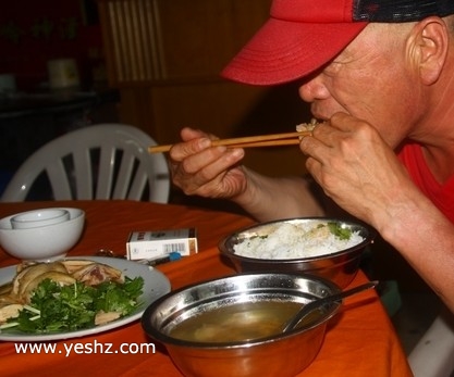 陳游在廣東省化州市區吃飯吃香油雞。