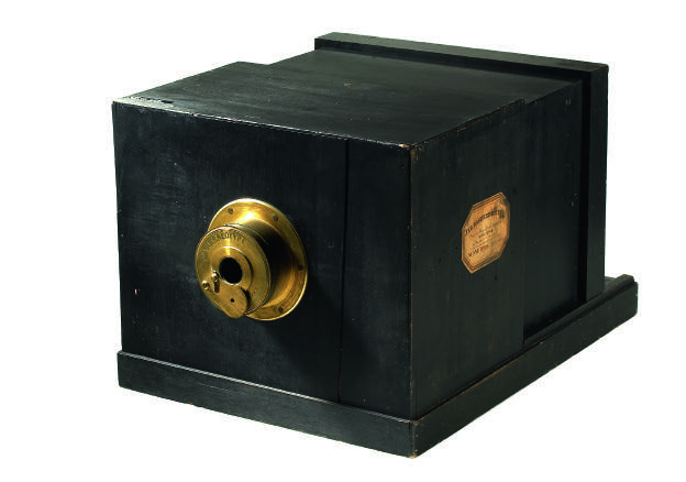 由法國蘇斯兄弟公司於1839年製造的達蓋爾式照相機