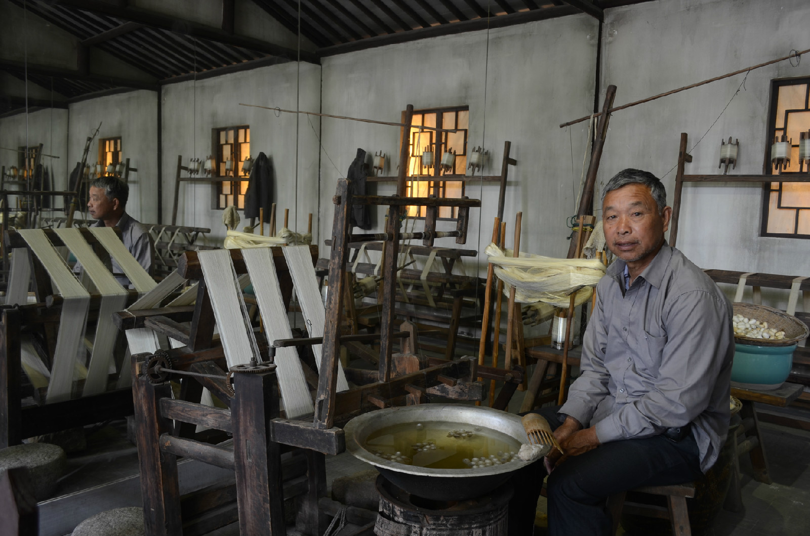 輯里湖絲館