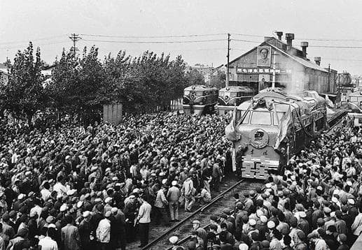 1969年9月26日，首台東風4型內燃機車在大連出廠