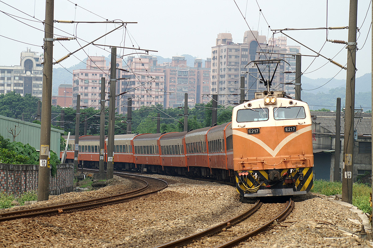 台鐵E200電力機車