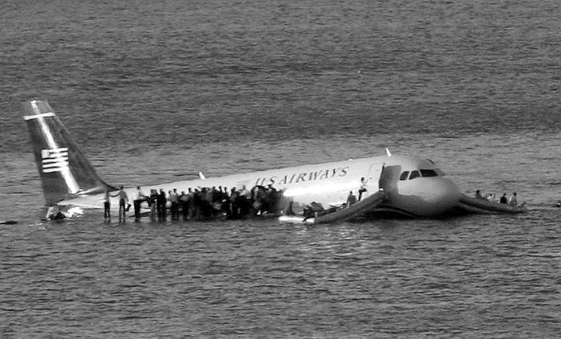 美國一飛機發動機失效 迫降在水中