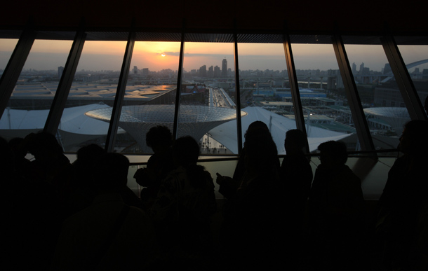 10月30日，觀眾在參觀中國館時欣賞落日