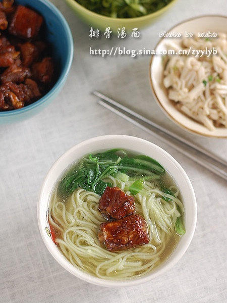 菜汁排骨湯麵