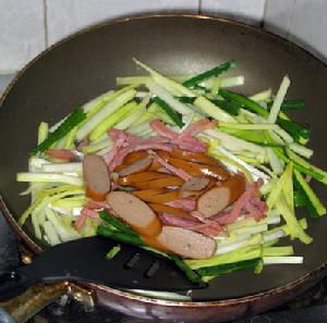 黃綠雙腸炒蕎麥麵