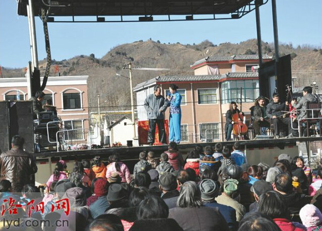 組織市曲劇院演員到嵩縣慰問演出