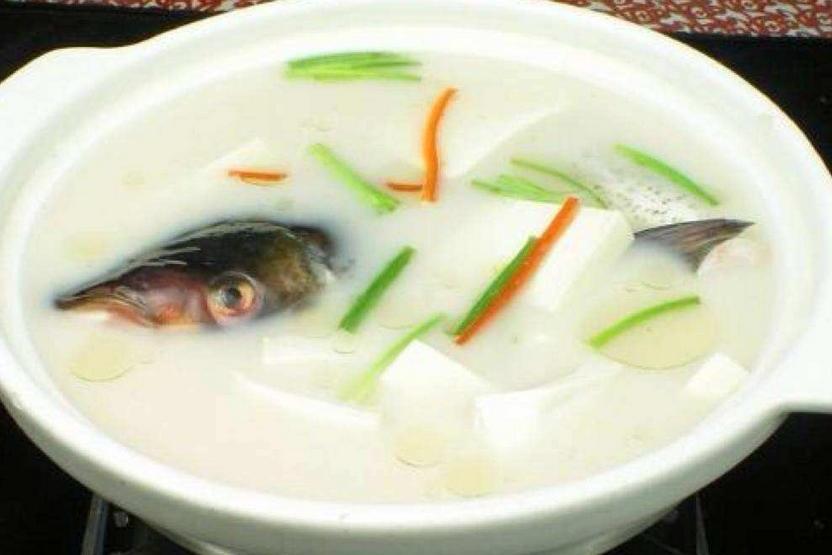 荽鼓蔥白魚頭豆腐湯