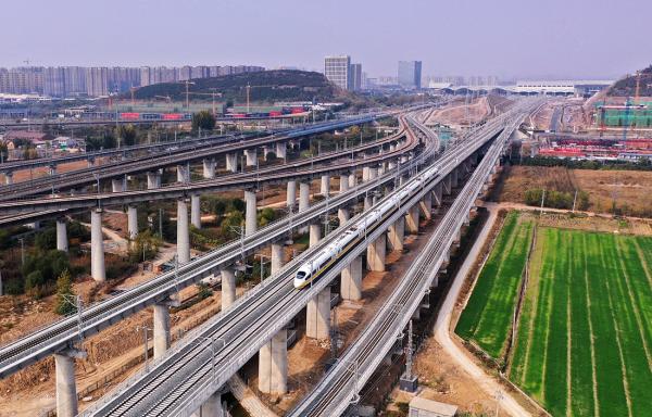 列車駛出徐鹽高速鐵路徐州東站徐蘭場