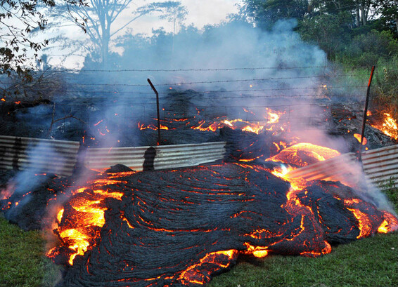 夏威夷火山噴發 岩漿直逼居民區場面震撼