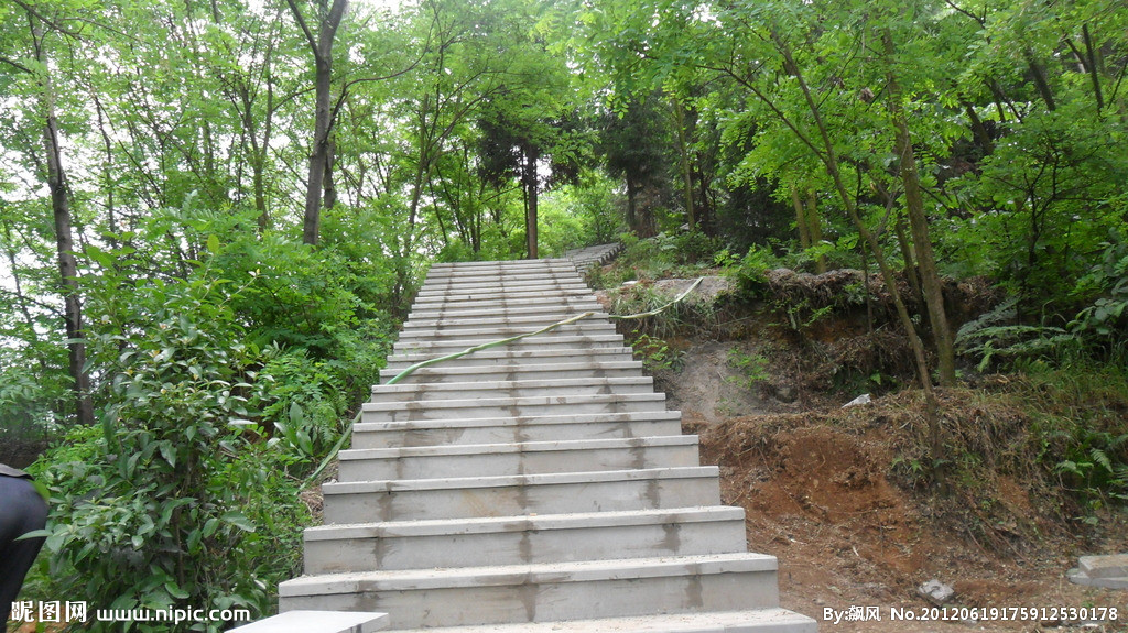 虎距山