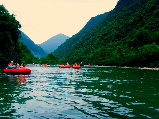 龍王峽青山綠水碧波蕩漾