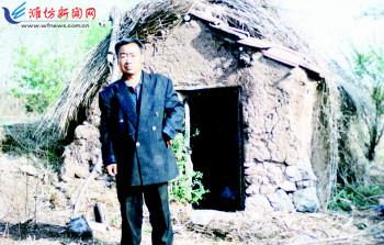 2006年,穿著別人送的西服,在他的小屋前