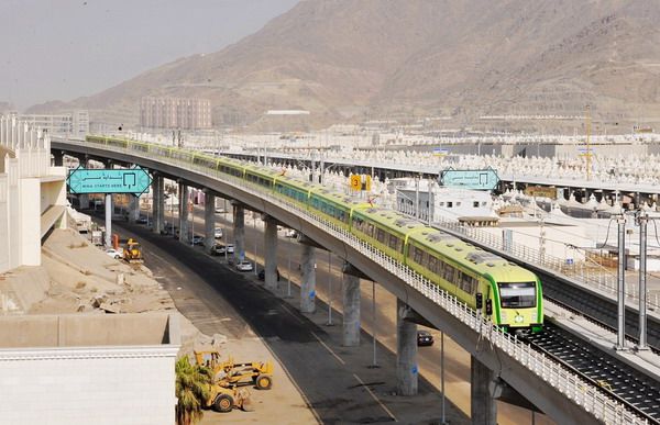 麥加輕軌鐵路列車在米納2車站的帳篷區行駛