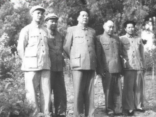 1954年，毛澤東與陳伯達（右二）、田家英等在杭州