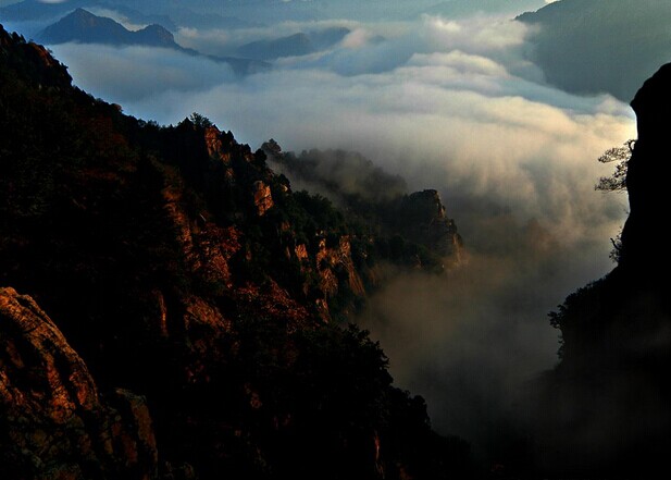 隆中山巒