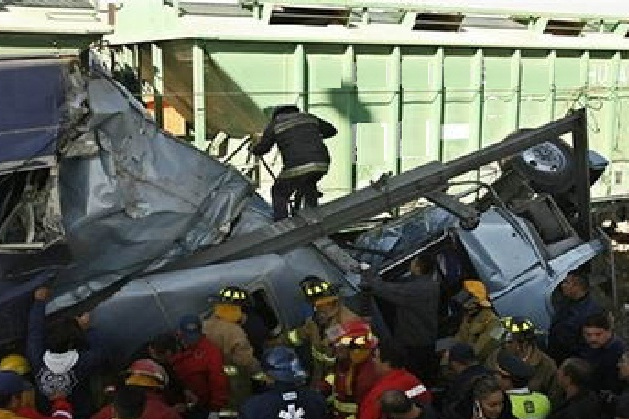 10·11墨西哥公共汽車與火車相撞事故