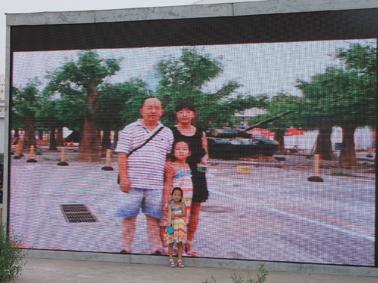 小朋友在園內跟自己的大照片合影