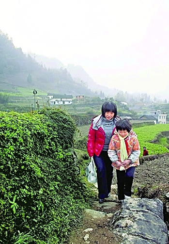 “英子姐姐”和受助學生在一起